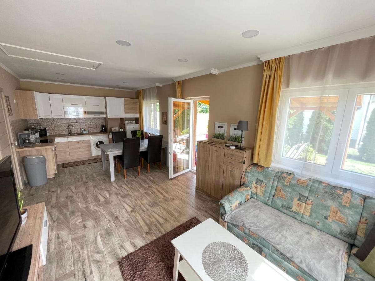 Lilla Apartman Balatonkeresztúr Exterior foto